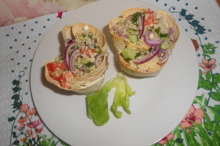 Фото к рецепту: Овощной салат с кускусом в съедобных стаканчиках