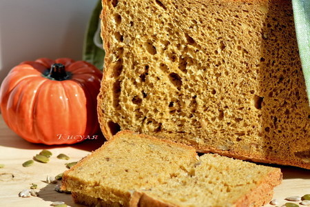 Фото к рецепту: Пшенично-ржаной тыквенный хлеб с семечками и орехами  (рецепт для хлебопечки)