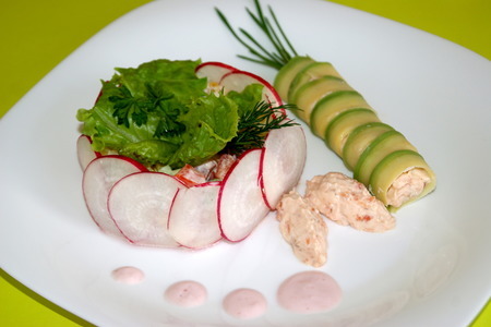 Фото к рецепту: Салат с муссом из копченного лосося от оскара кучеры
