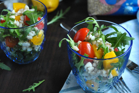 Фото к рецепту: Легкий салат с рукколой,  перловкой и свежими овощами «настоящая жемчужинка»