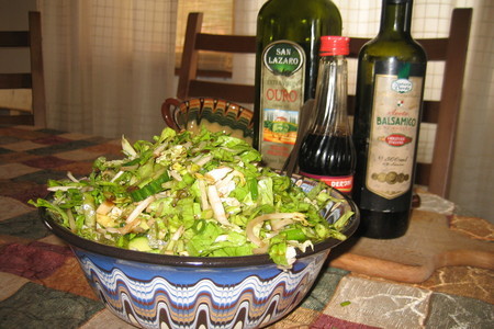 Фото к рецепту: Зеленый салат с соевыми ростками и шампиньонами
