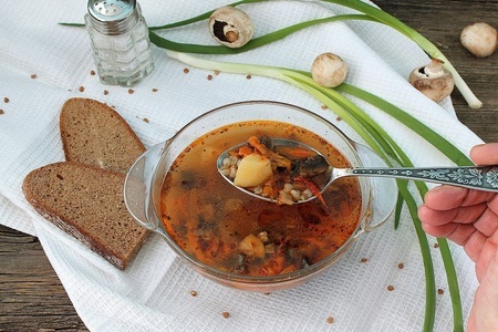 Фото к рецепту: Постный суп с гречкой и грибами
