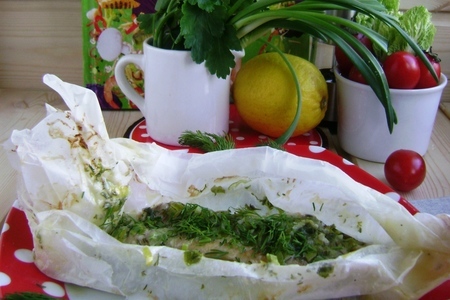 Фото к рецепту: Морской окунь в пергаменте. легкий обед от кучеры