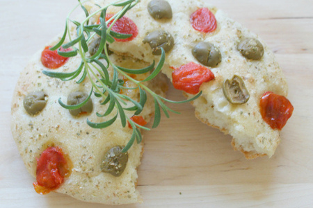 Фото к рецепту: Постная лепешка на манной крупе с томатами и оливками