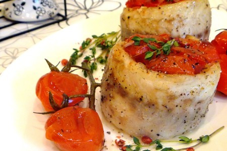 Фото к рецепту: Сибас с помидорами