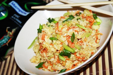 Фото к рецепту: Жареный рис с яйцом и овощами по-китайски