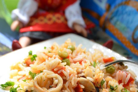 Фото к рецепту: Рис с морепродуктами в португальском стиле 