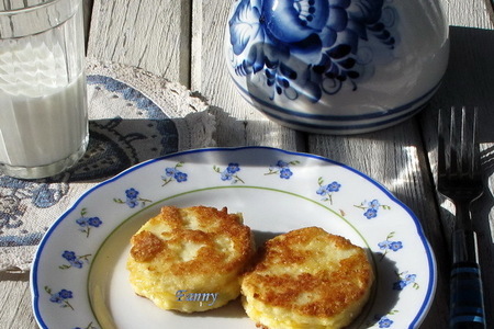 Фото к рецепту: Пирожки из манной каши с начинкой из сыра - griesskuchlein mit kase gefult