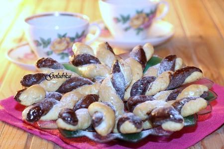Фото к рецепту: Печенье "сахарные косички" с шоколадом