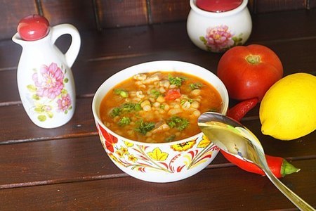 Фото к рецепту: Тунисский суп с нутом и перловкой