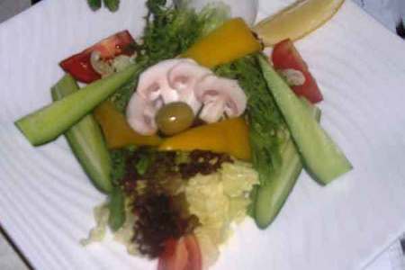 Фото к рецепту: Салат из свежих овощей с азиатским соусом