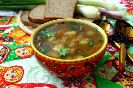Фото к рецепту: Русский гречневый суп с белыми грибами