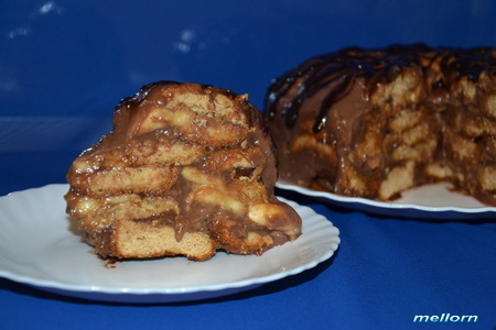 Фото к рецепту: Торт из пряников с заварным шоколадным кремом и бананами