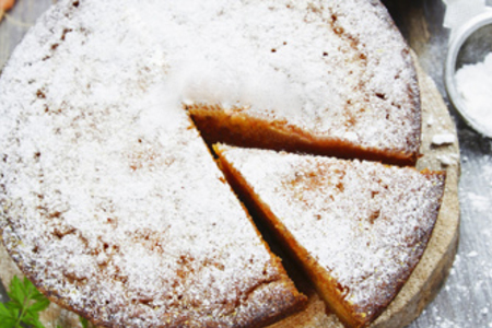 Фото к рецепту: Морковный пирог с грецким орехом (диетический десерт)