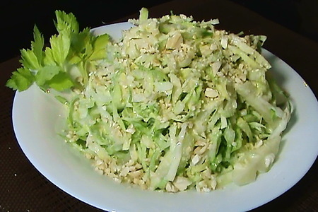 Фото к рецепту: Салат из капусты с яблоками и сельдереем
