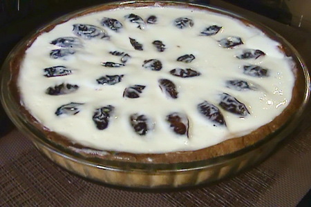 Фото к рецепту: Пирог со сливами в сметанной заливке