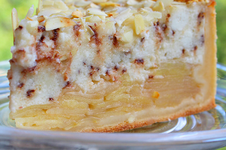 Фото к рецепту: Яблочно-творожный пирог с шоколадом 