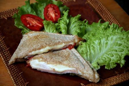 Фото к рецепту: Бутерброд с ветчиной и сыром