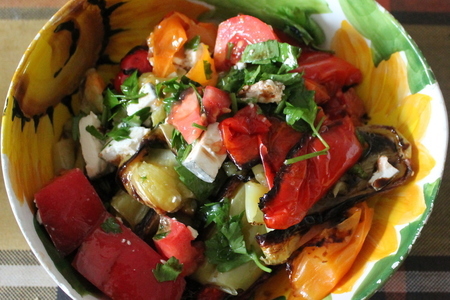 Фото к рецепту: Тёплый салат с печёными перцами