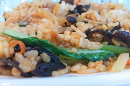 Фото к рецепту: Жареный рис с говядиной и овощами по-китайски