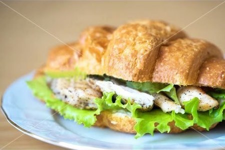 Фото к рецепту: Сэндвич-круассан с курицей и брынзой