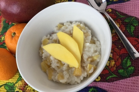 Фото к рецепту: Рисовая каша на кокосовом молоке с манго