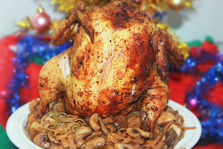 Фото к рецепту: Сочная курица в духовке с лапшой, грибами и яблоками на новый год