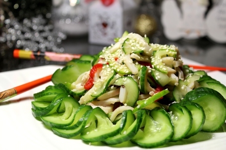 Фото к рецепту:  салат "новогодний суномоно"
