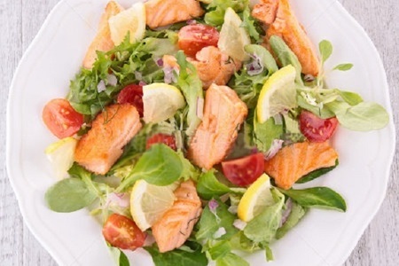 Фото к рецепту: Новогодний салат с сёмгой и креветками