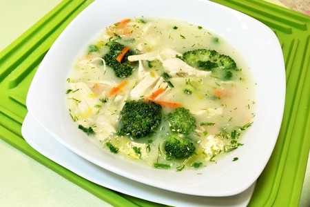 Фото к рецепту: Сырный диетический суп с куриной грудкой