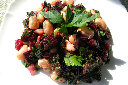 Фото к рецепту: Постный салат со свеклой и фасолью