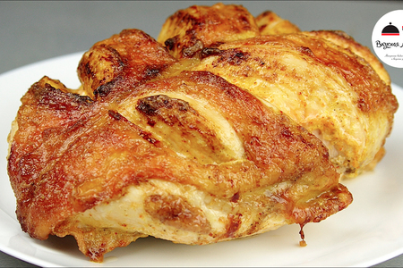 Фото к рецепту: Очень сочная куриная грудка в духовке