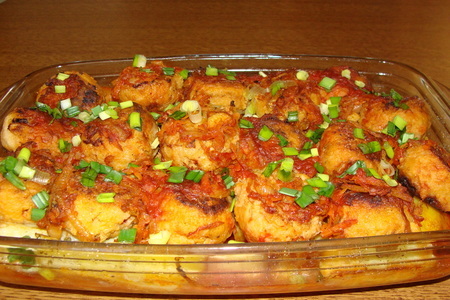 Фото к рецепту: Жаркое с рыбными фрикадельками и картофелем.