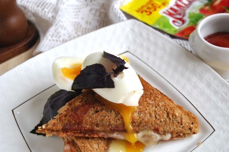 Фото к рецепту: Горячие бутерброды с моцарелой, кетчупом чили и яйцом