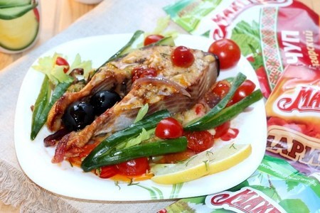 Фото к рецепту: Горбуша запеченная с овощами и сыром