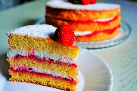 Фото к рецепту: Клубничный торт | бисквитный торт с клубникой | очень вкусный!