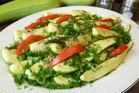 Фото к рецепту: Закуска из запечённых кабачков с зеленью и чесноком