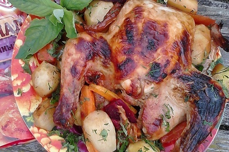 Фото к рецепту: Запеченная курица в чесночном маринаде с овощами 