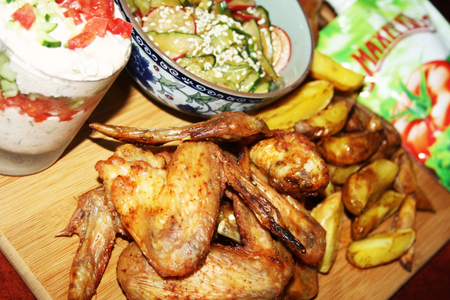 Фото к рецепту: Куриные крылышки с картофельными дольками, сырным соусом-коктейлем и японским огуречным салатом