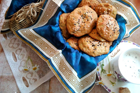 Фото к рецепту: Мягкое творожно-овсяное печенье с кабачком