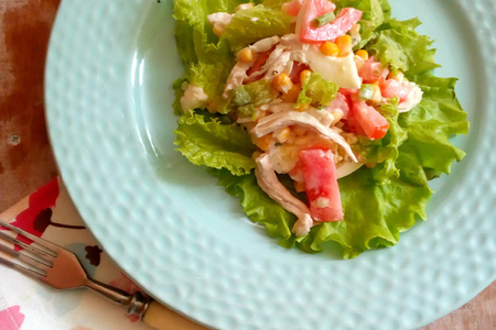 Фото к рецепту: Салат с куриной грудкой и помидором.