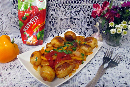 Жареный молодой картофель с овощами и кетчупом «махеевъ» 