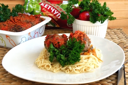 Фото к рецепту: Тефтели под овощным соусом с кетчупом «махеевъ»