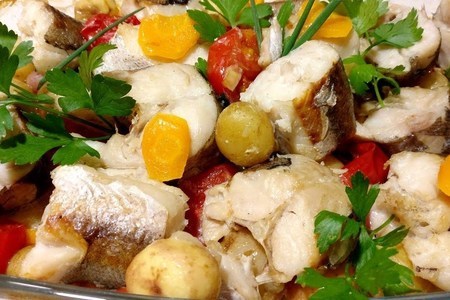 Фото к рецепту: Рыба с овощами в духовке, диетическое блюдо