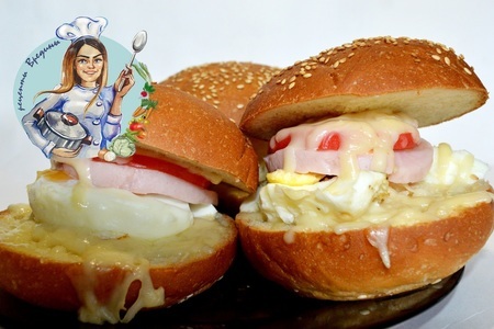 Фото к рецепту: Сытный бургер с яйцом на завтрак!