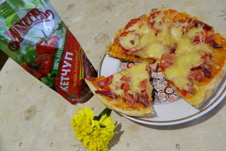 Фото к рецепту: Быстрая пицца из лаваша с кетчупом шашлычный "махеевъ"