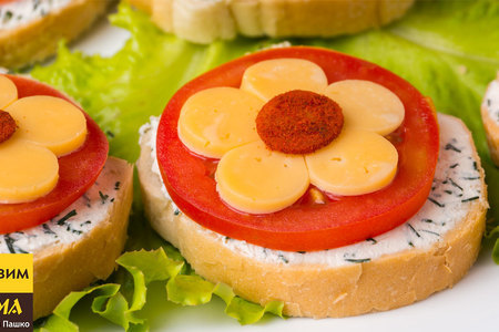 Фото к рецепту: Красивые бутерброды с цветами на праздничный стол