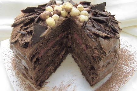 Фото к рецепту:  шоколадный торт с лесными орехами
