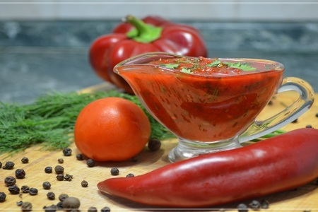 Фото к рецепту: Рецепт аджики из помидор на зиму (без варки). сырая домашняя аджика 