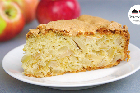 Фото к рецепту: Пышный, нежный, с хрустящей корочкой яблочный пирог - просто восторг!